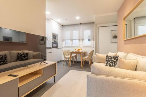 Barrio de La Latina Apartment | Modern Stay in La Latina for 3 - Vibrant Madrid Location Latina Toledo VII