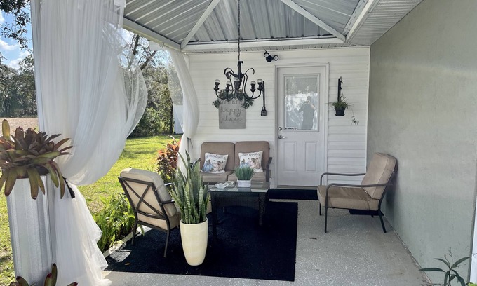 Spring Hill Apartment | Modern Studio Apartment with Ocean View & Outdoor Seating