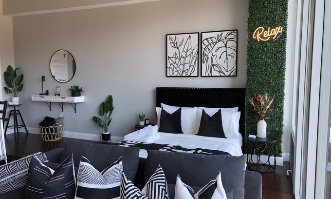 Downtown Pittsburgh Apartment | Modern Studio Apartment in Downtown with Gym Amenities