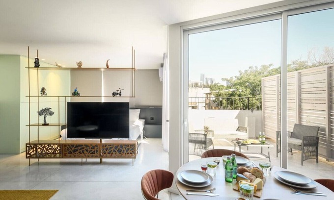 Tel Aviv City Center Apartment | Modern Studio Apt with Balcony