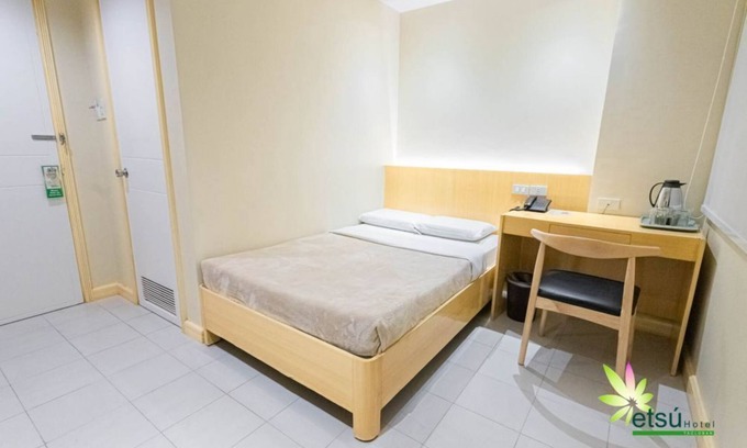 Downtown Tacloban Apartment | Stylish Studio at Etsu Hotel with Ocean View near Tacloban