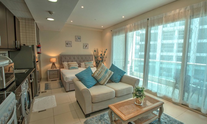 Dubai Marina Apartment | Modern Studio at Royal Oceanic JBR with Pool & Spa Amenities