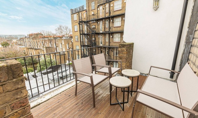 Chelsea Riverside Apartment | Modern Chelsea Studio with Balcony and Breakfast Included