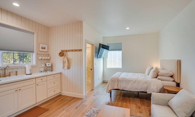 Sunriver Apartment | Stylish Studio in Bend, Close to Sunriver Resort!