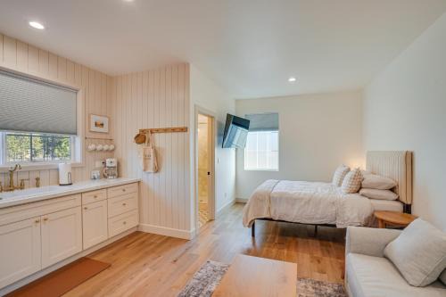Sunriver Apartment | Stylish Studio Retreat Near Sunriver Resort with Hot Tub