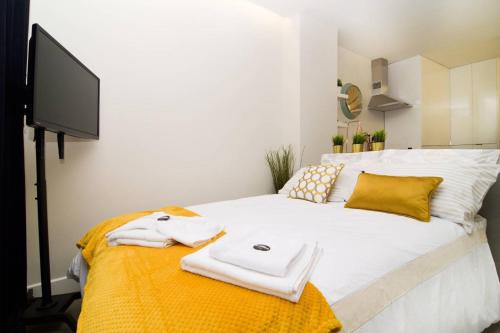 Embajadores Apartment | Eco-Friendly Studio on Embajadores Street with Hot Tub