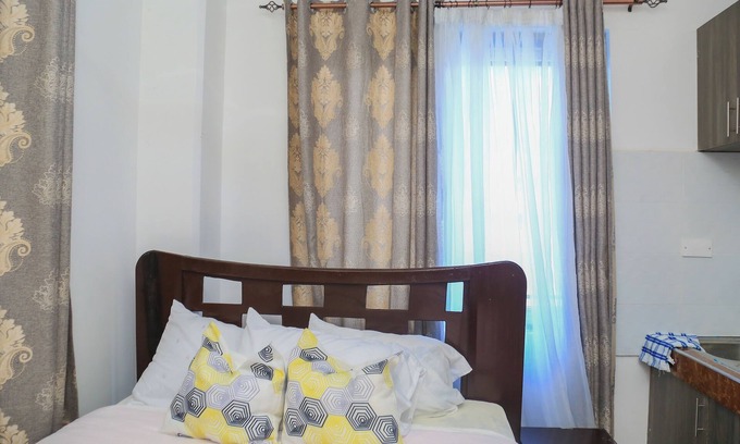 Manyimbo Bed & Breakfast | Beachside Studio in Mombasa: Kitchen & Breakfast Included