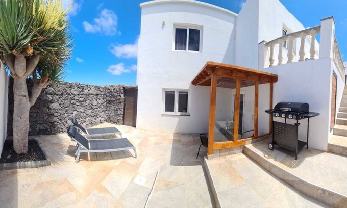 Tinajo House | New Studio Apartment in Tinajo with Ocean Views