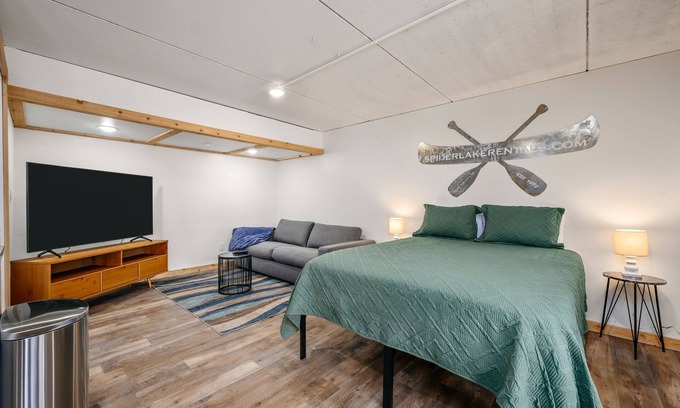 Mayfield Condo | Top-Rated Modern Studio at Beach Resort with Lake View