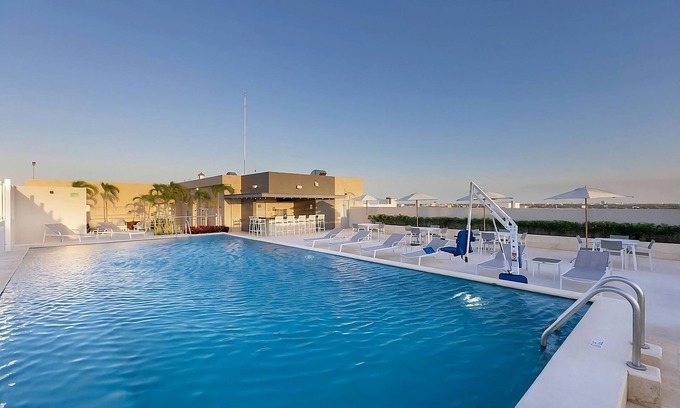 Xcumpich Hotel | Modern Studio l Residence Inn l King Bed + Kitchen + Desk