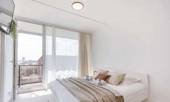 Raversijde Apartment | Modern Studio Steps from the Beach with Ocean Views