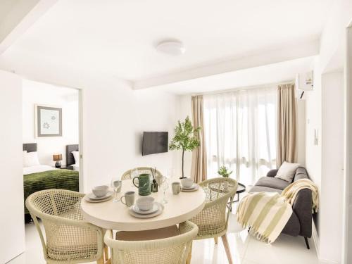 Sunnybank House | Modern Studio Retreat in Heart of Sunnybank