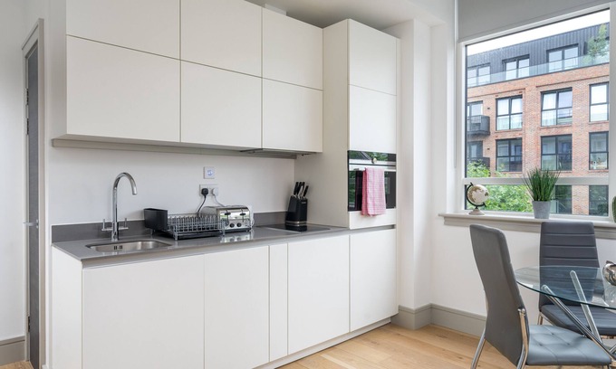 Bruce Grove Apartment | Inviting Modern Studio Near Central London with Parking
