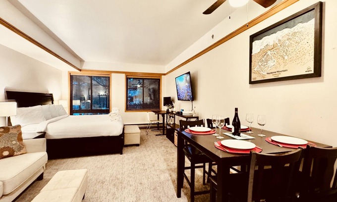 Mountain House Condo | Inviting Studio with Outdoor Hot Tubs - Perfect for Summer