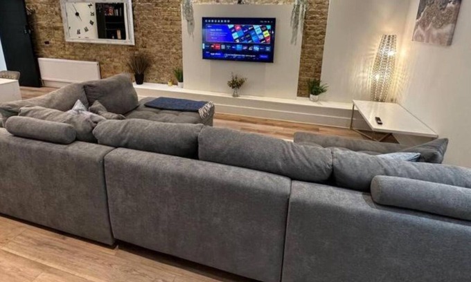 Westcliff-on-Sea Apartment | Modern & Stunning 2BR w/WiFi & Netflix - Excellent Location Nr Westcliff Beach