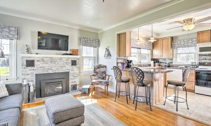 Sturgeon Bay House | Inviting Sturgeon Bay Home Near Potawatomi State Park