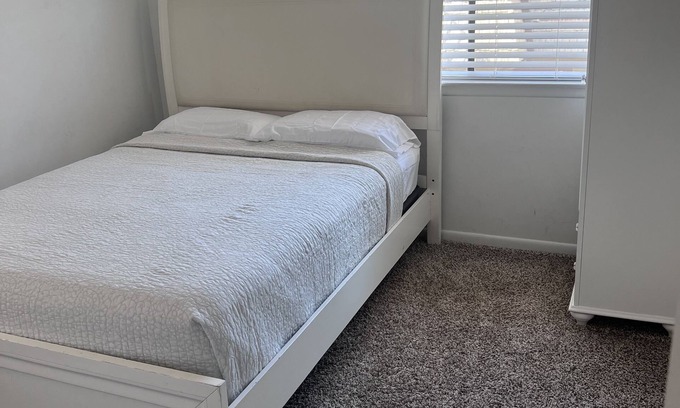 North Newport News Condo | Modern Style Condo with Kitchen and Pet-Friendly Perks