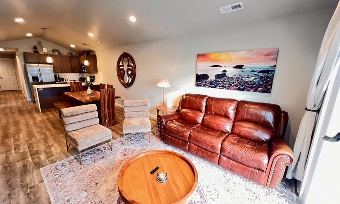 Spokane Valley House | Modern Retreat with KING Bed, Free Wi-Fi, and Garage Access