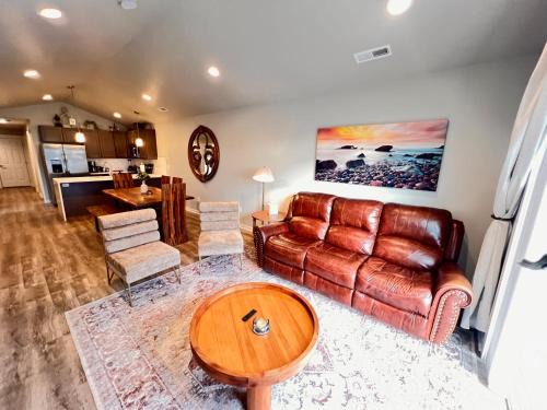 Spokane Valley House | Modern Comfort: KING Bed, Free Wi-Fi & Garage Access