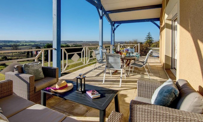 Duras Villa | Modern Villa with Private Heated Pool, Steps from Duras