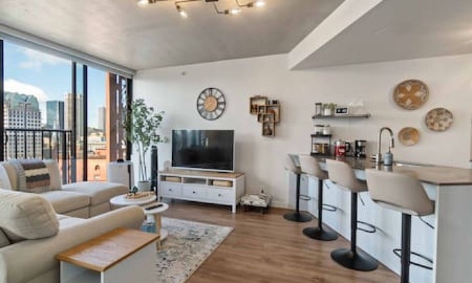 Gastown Apartment | Modern & Stylish 1BR Condo, Vancity!