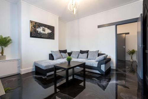 St Helens House | Modern Retreat with Free Parking & Games Room at St Helens