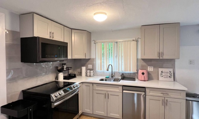 Glen Cove House | Guest Rated 10/10: Stylish Home in Glen Cove with Breakfast