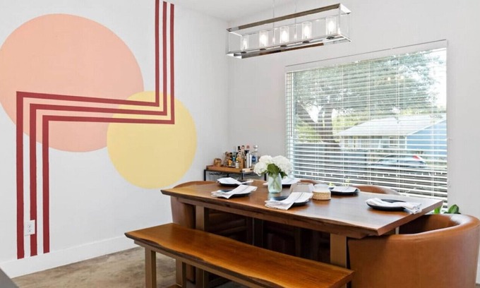 Rosewood House | Modern Stylish Home - Near E. 6th St & Downtown