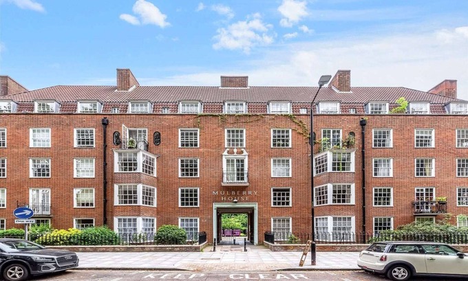 Bethnal Green Apartment | Modern Flat Near Bethnal Green Tube with Pool & Spa