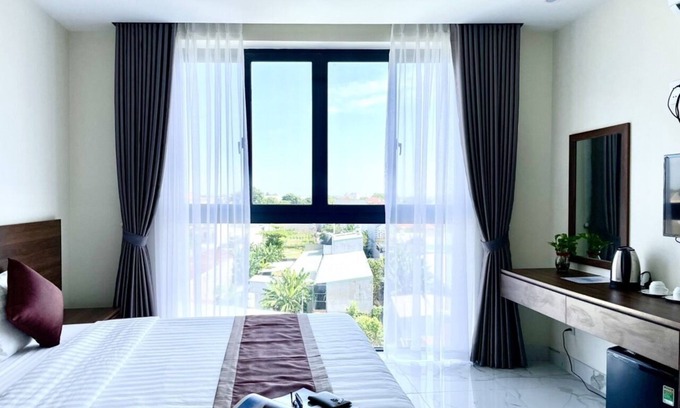 Thu Dau Mot Hotel | Modern Suite with Ensuite Bathroom in Prime Location