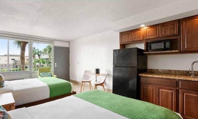 Historic Downtown Kissimmee Hotel | Modern Suite Near Medieval Times with Pool & Breakfast