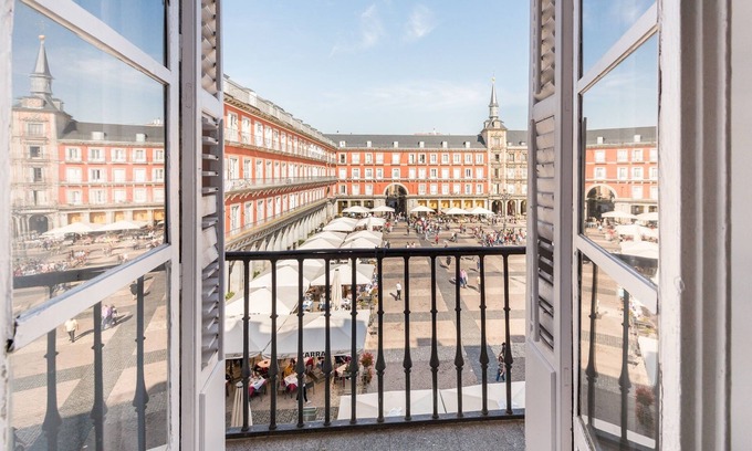 Sol Apartment | Bright Apartment in Central Madrid Near Plaza Mayor