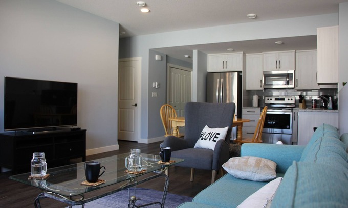 Red Deer House | Chic Suite in Prime Location with Breakfast & Kitchen