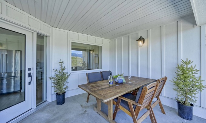 Okanagan-Similkameen House | Tranquil Modern Suite at a Scenic Summerland Vineyard