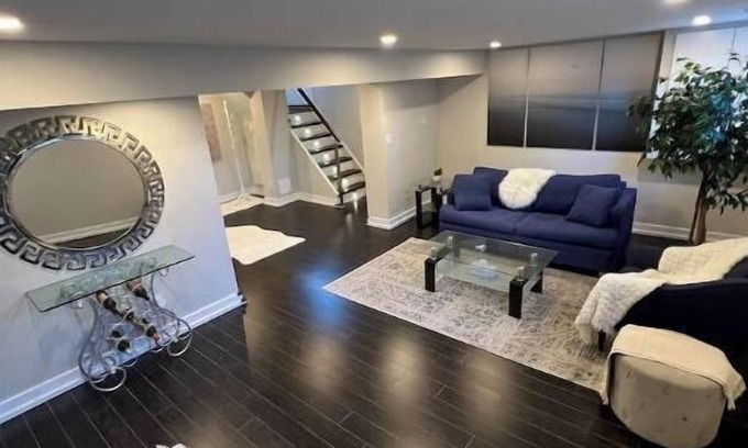 Eringate House | Modern Suite with Spa and Hot Tub Near Pearson Airport