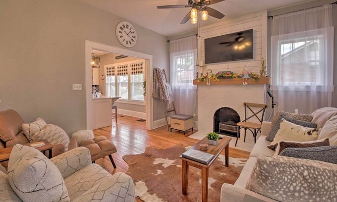 Jefferson City House | Bright Retreat with Fire Pit & Spa - Guest Rated 10/10!