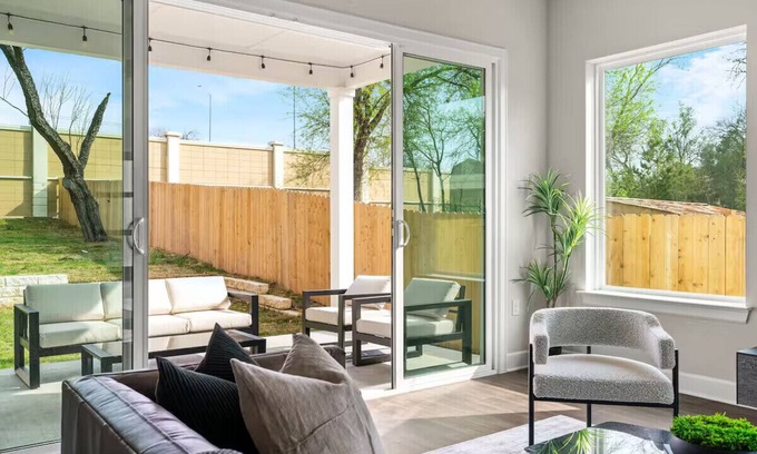 Old West Austin House | Modern Tarrytown Home~5 Minutes to Downtown & UT!