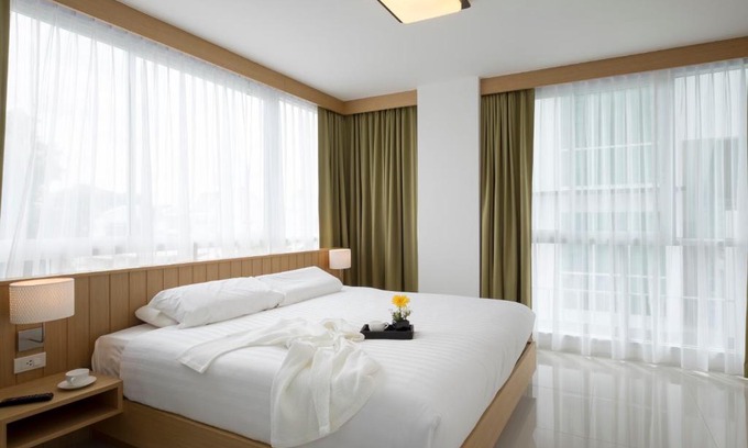 Talat Nuea Apartment | Modern Thai Suites: 4-Star Poolside Retreat for Families