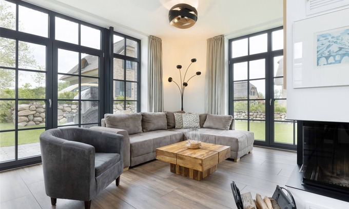 Hohenkirchen House | Cozy "Haus Seerose" with Fireplace & Sauna by the Beach