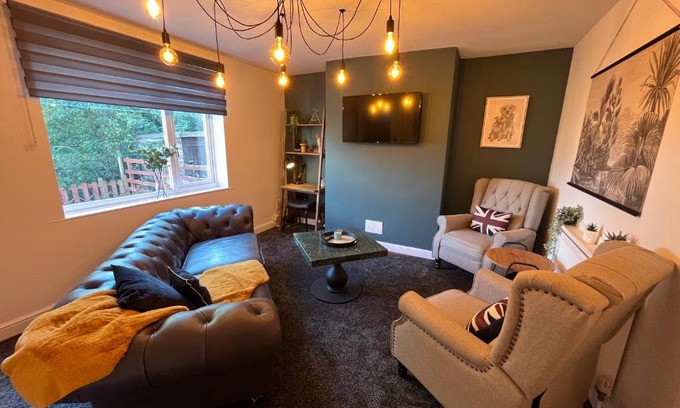 Hoyland House | Contemporary Three-Bedroom Home with Breakfast in Hoyland