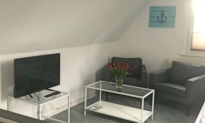 Rellingen Apartment | Top Floor Apartment in Hamburg North-West with Free Wifi
