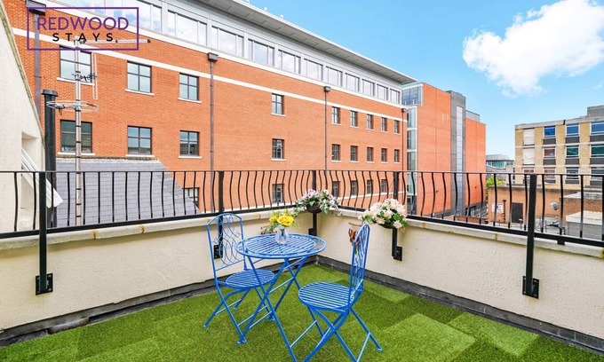 Reading City Centre Apartment | Modern Town Center Apartment with Balcony & Family Amenities