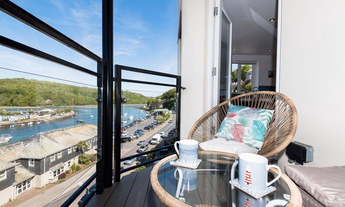 Looe House | Stylish Town Centre Apartment with Balcony & River Views