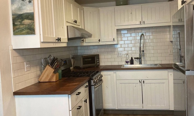 Jackson Condo | Pet and Family Friendly Modern Townhome near City Center
