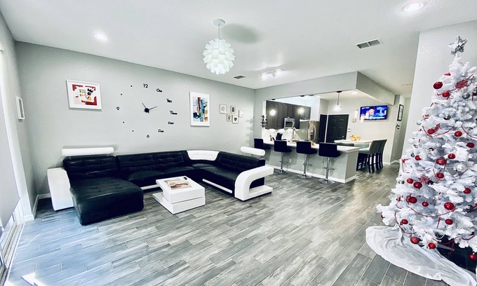 Orlando House | Guest Rated 10/10: Modern Townhome with Pool in Orlando