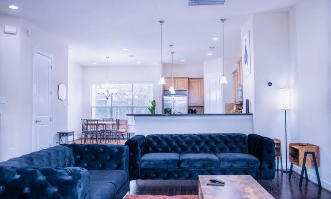 East Downtown Houston House | Stylish Downtown Townhome with King Bed for Your Stay