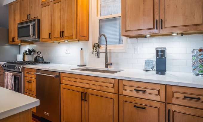 Bucktown House | Pet-Friendly Modern Townhome with King Suite & Private Patio