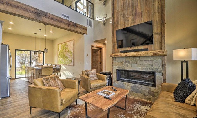 Red Lodge House | Stylish Townhome with Rooftop Deck & Inviting Hot Tub