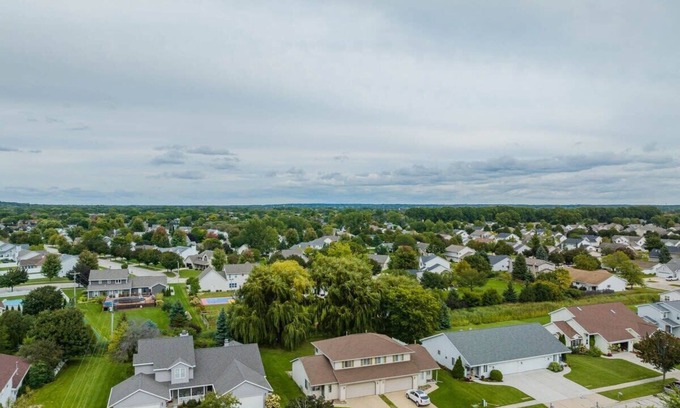 De Pere House | Modern Townhouse Near Draft - Family-Friendly with Kitchen
