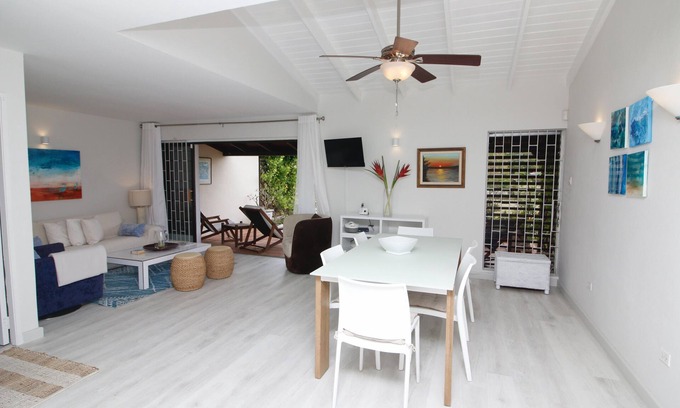 Worthing House | Modern Townhouse with Garden View Near Beach - 10/10 Rating